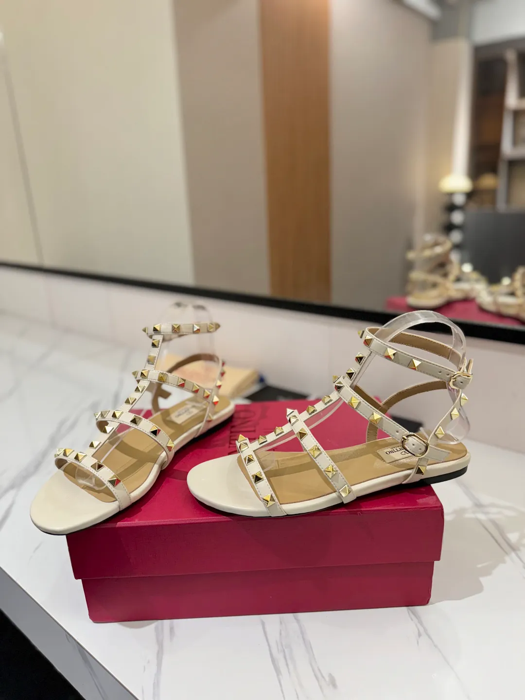 👟👟Ex-factory price 520👟👟 Valentino/Valentino rivet VT classic ankle-wrap rivet sandals, timeless 🆕 deeply rooted in people's hearts❤️A must-have item that never goes out of style🫰top replica! The side curves are perfect, the original molded custom-made rust-free rivets, and the textured hardware bring out a full sense of high-end, giving you a genuine foot feel! The first choice for high-end customers❤️ [Material] Upper: Original imported customized cowhide Inner lining: Original imported goatskin Outsole: Imported pearlescent leather outsole Code number: 35-39 [34, 40, 41, 42 are custom-made and cannot be returned or exchanged]
